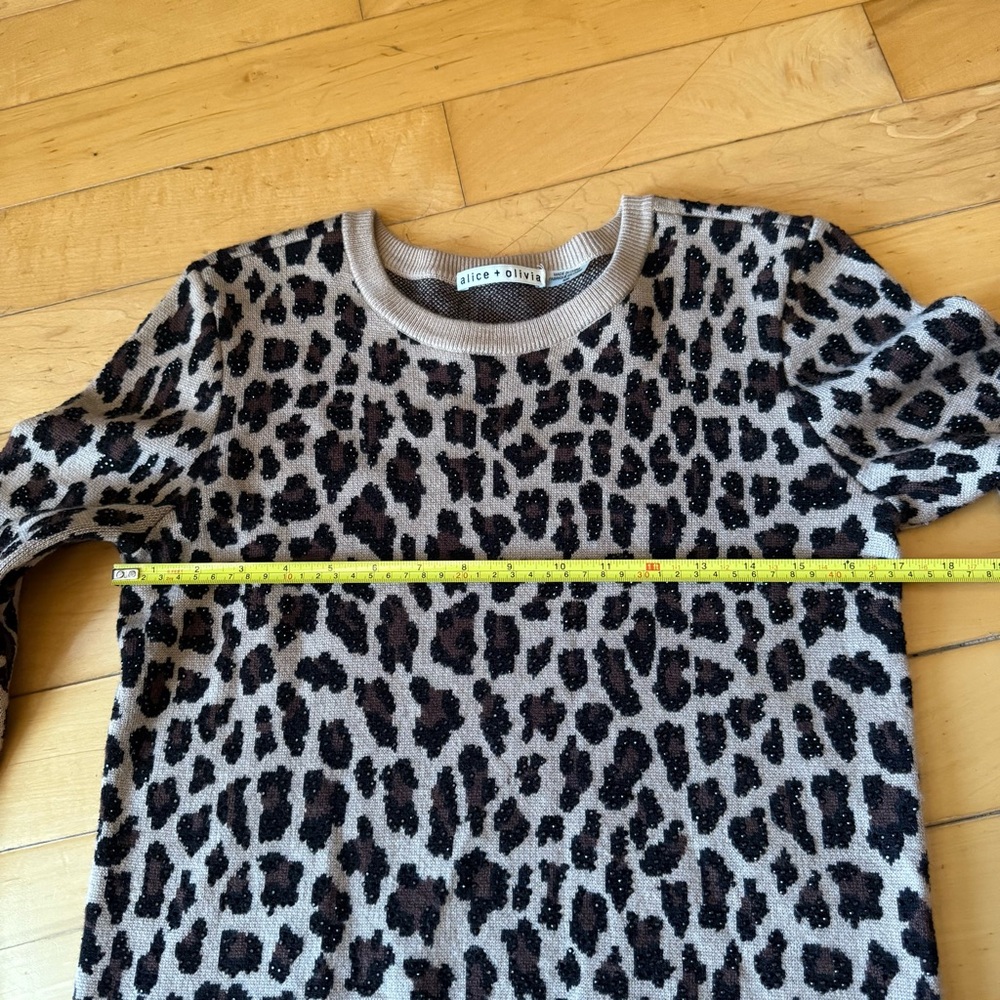 ALICE + OLIVIA Connie Embellished Leopard Sweater long Sleeves Top Size: M - Picture 5 of 11